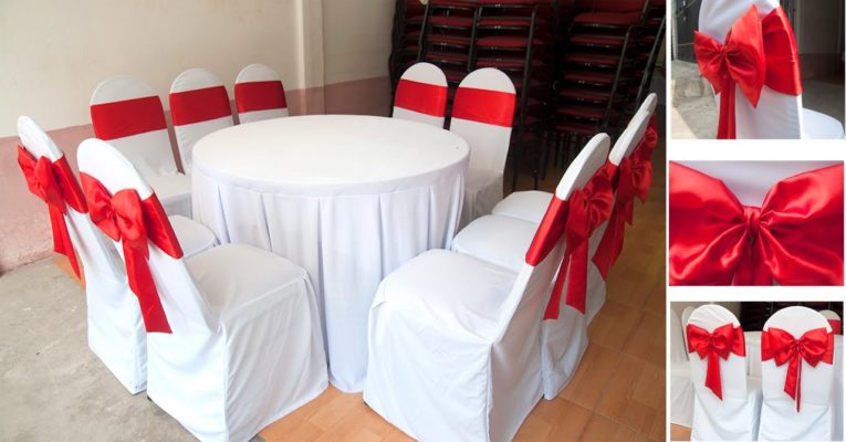 Bộ bàn ghế phủ khăn trắng, nơ đỏ