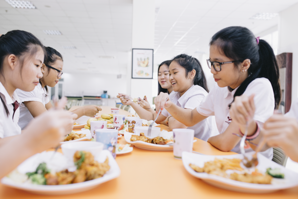 Phục vụ bữa ăn cho các em học sinh tại trường học