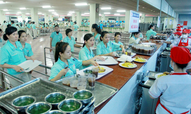 Phục vụ suất ăn cho công nhân tại nhà ăn