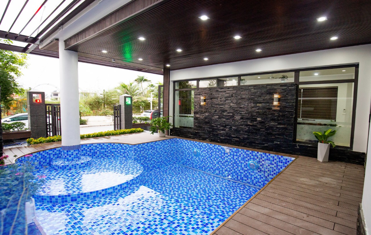 Bể bơi riêng tại căn biệt thự có mái che